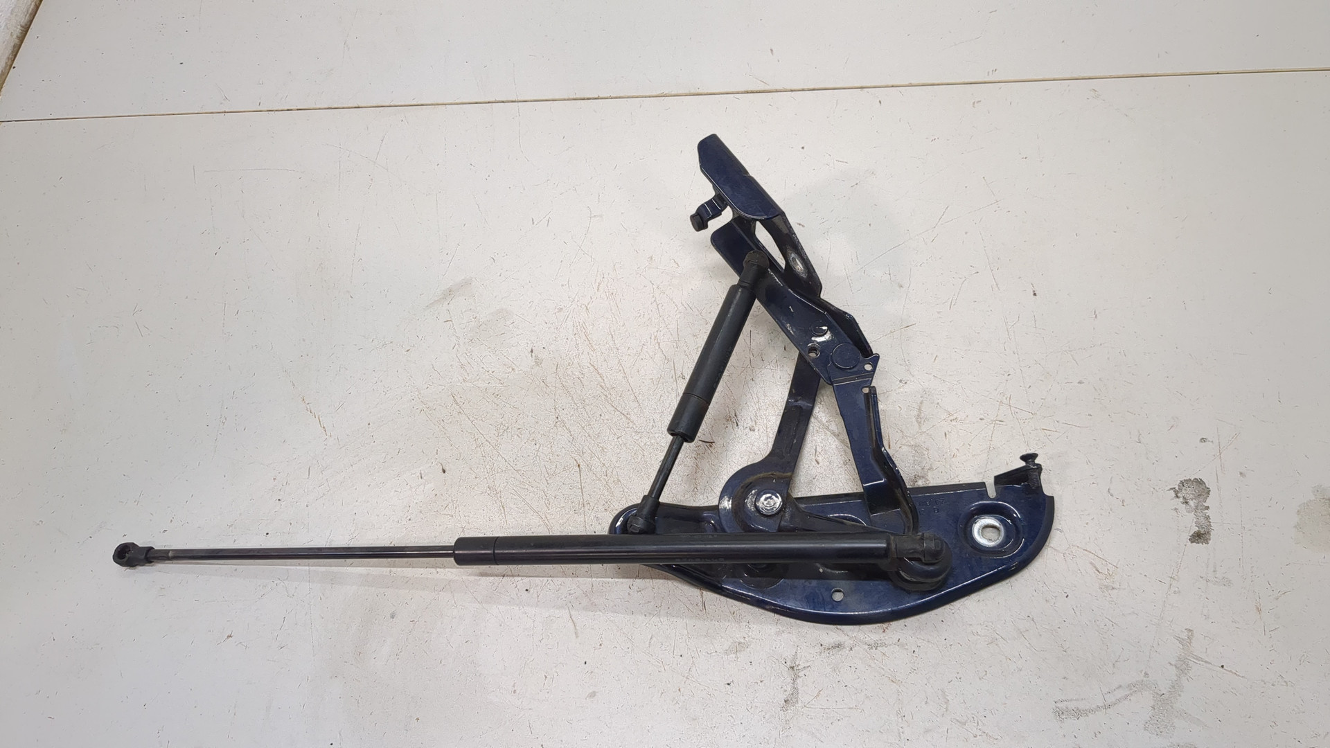 Петля капота левая