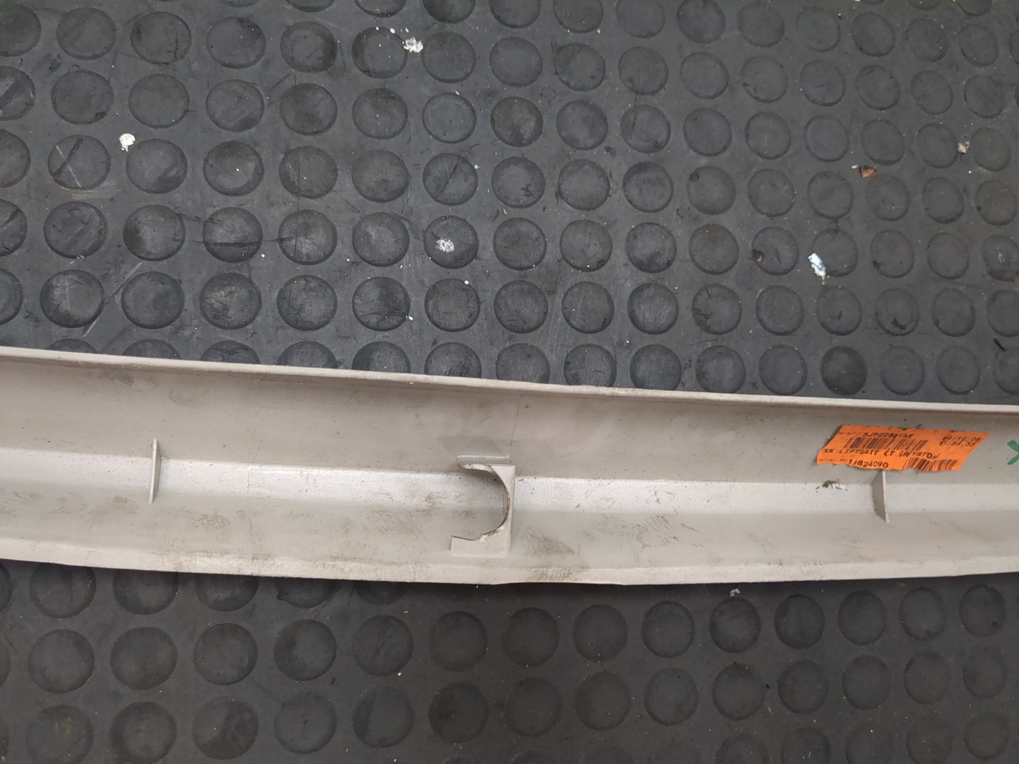 Обшивка двери багажника