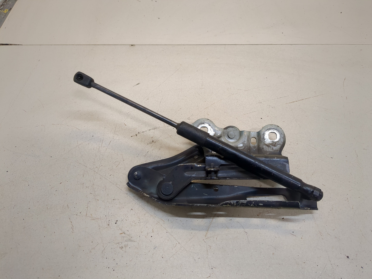 Петля капота правая