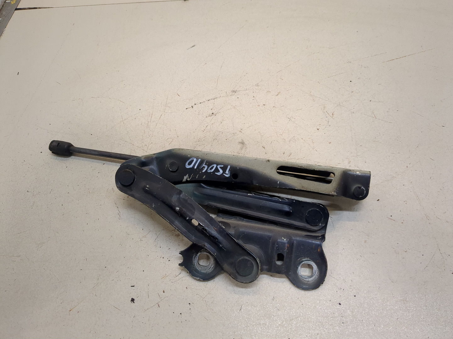 Петля капота правая