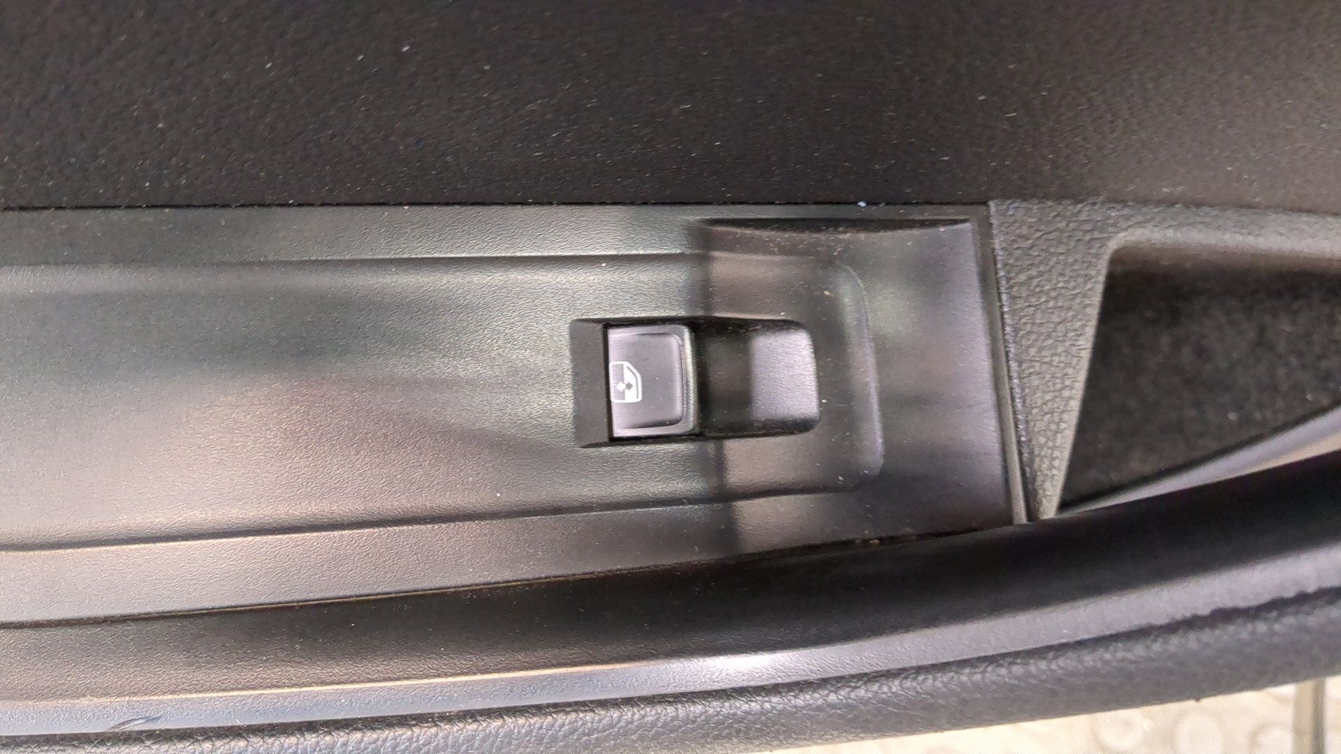 Обшивка двери задней левой