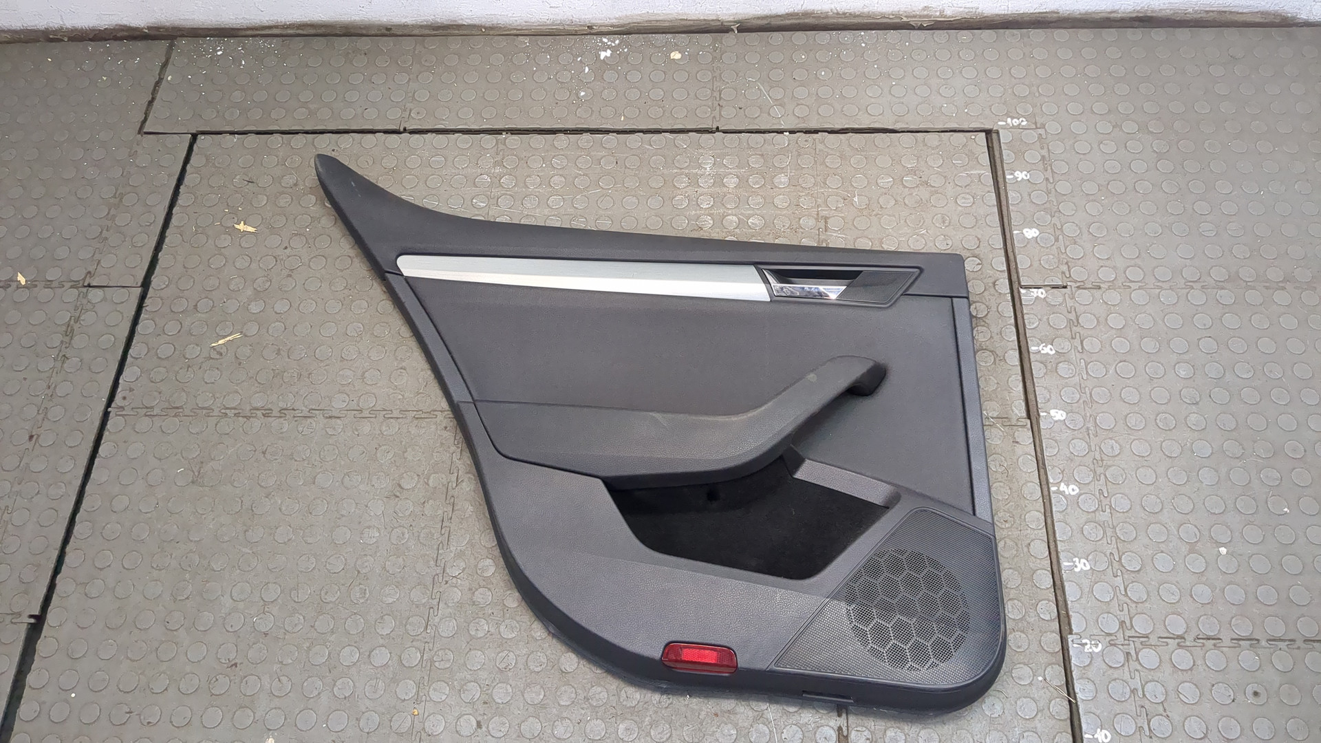 Обшивка двери задней левой