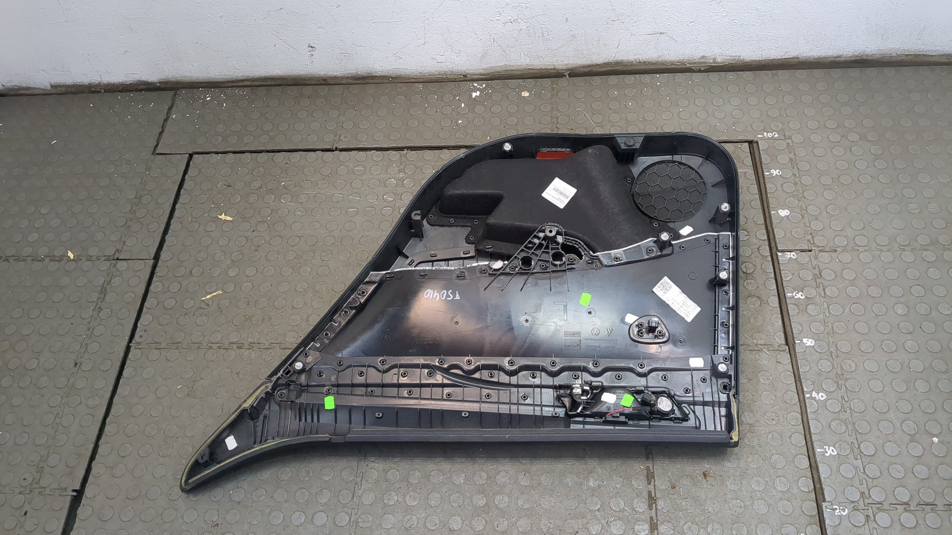 Обшивка двери задней левой