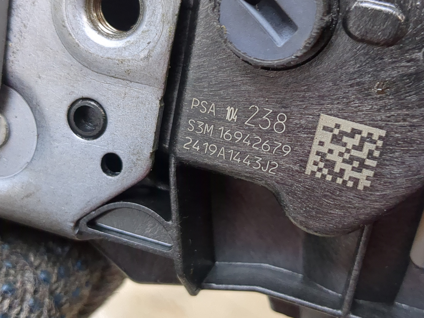 Замок двери передней левой