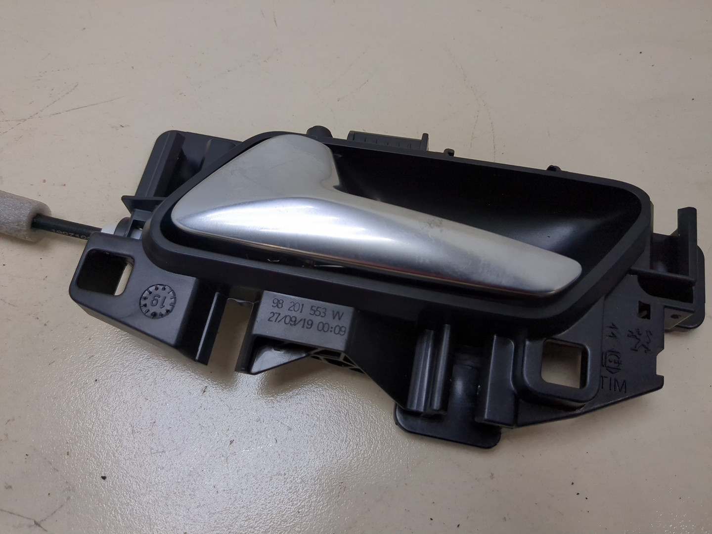 Замок двери передней левой