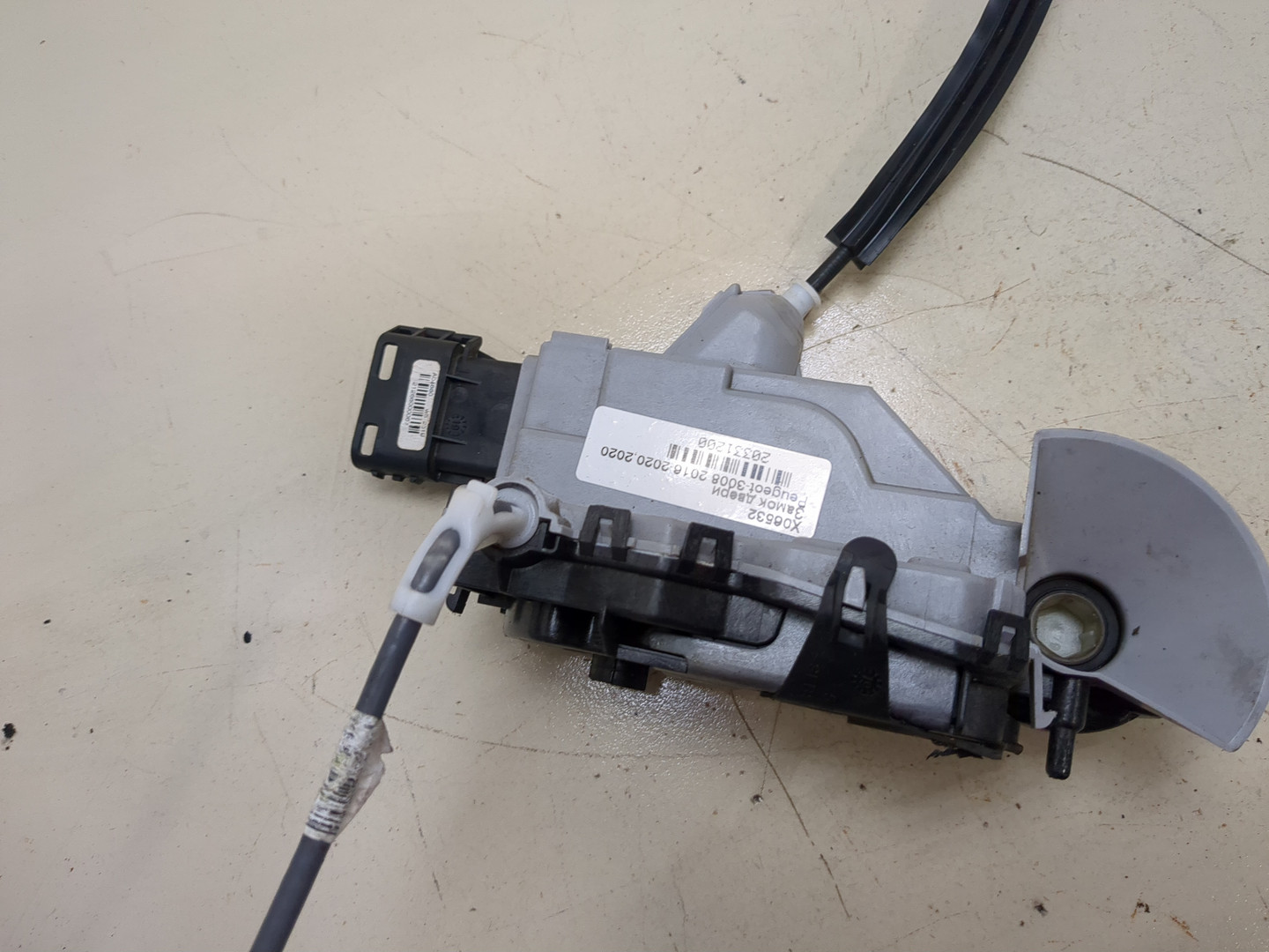 Замок двери передней левой