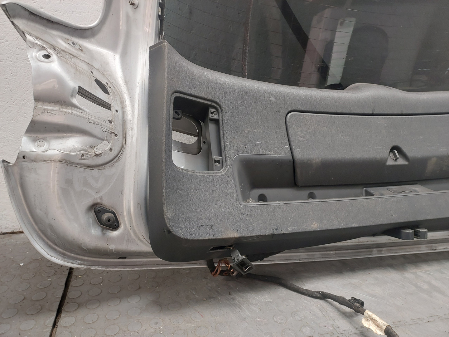 Дверь багажника