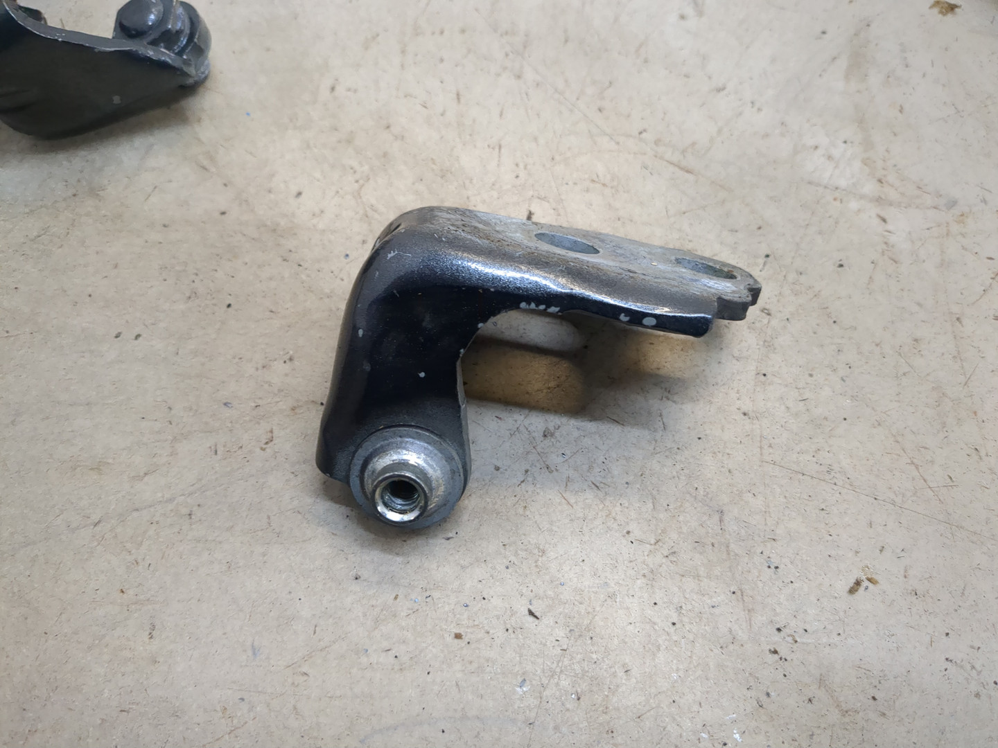 Петля двери