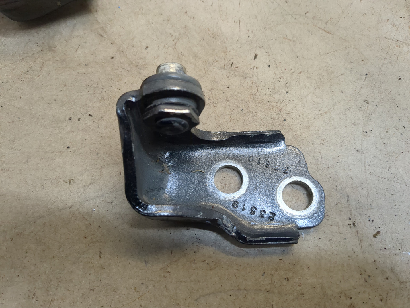 Петля двери