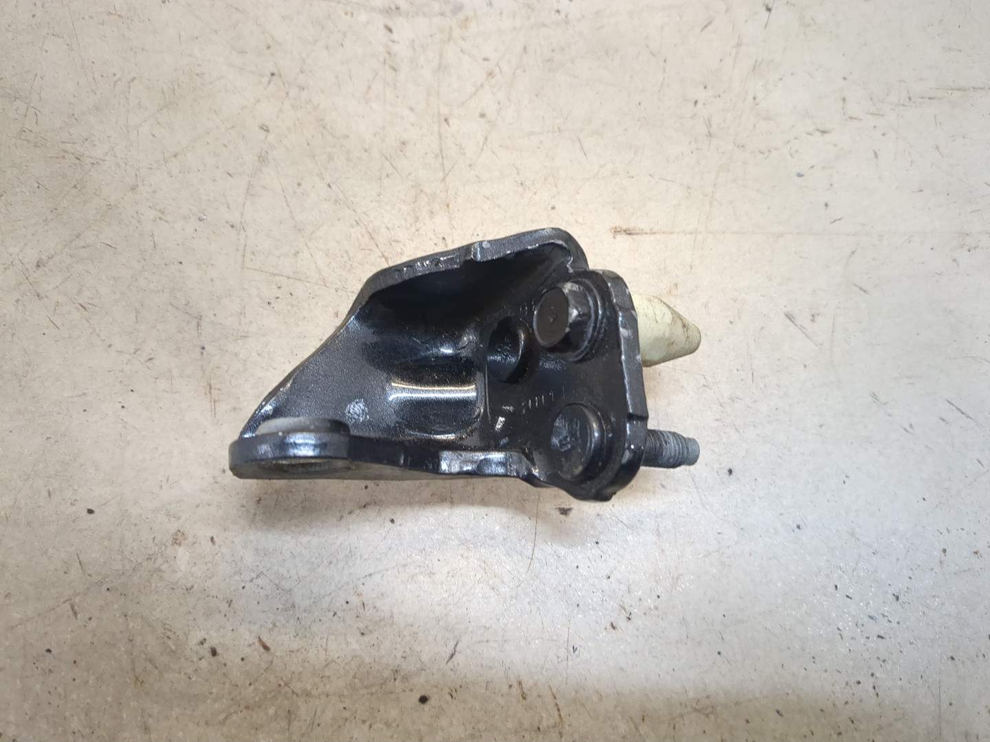 Петля двери