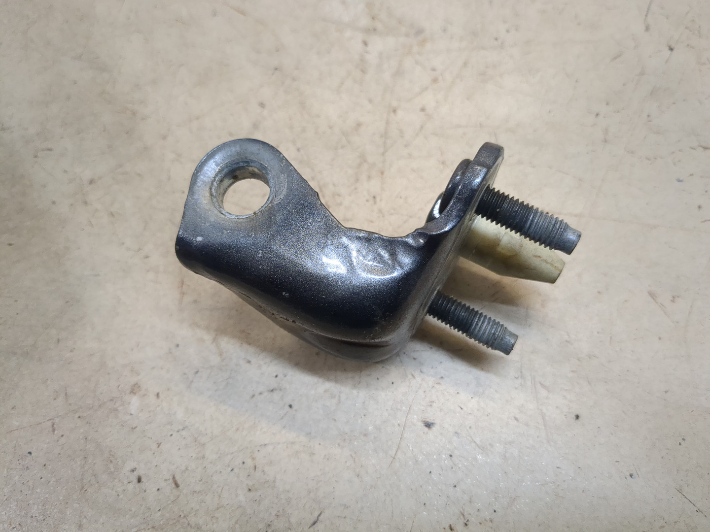 Петля двери