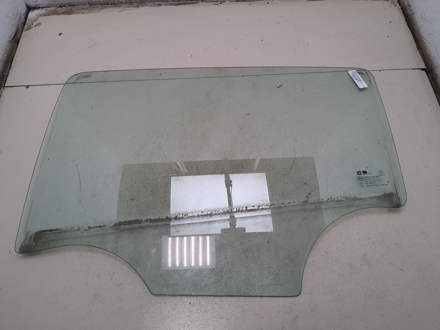 Стекло двери задней левой