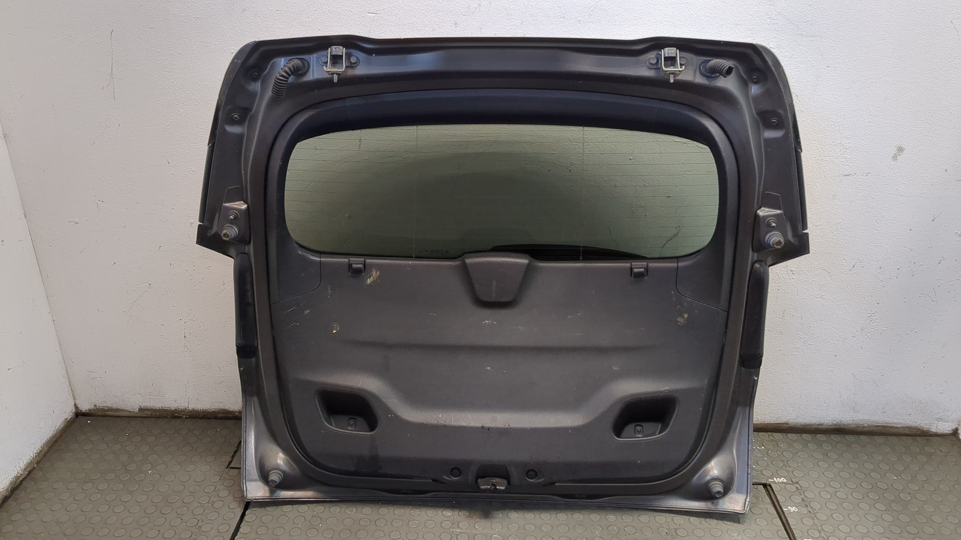 Дверь багажника