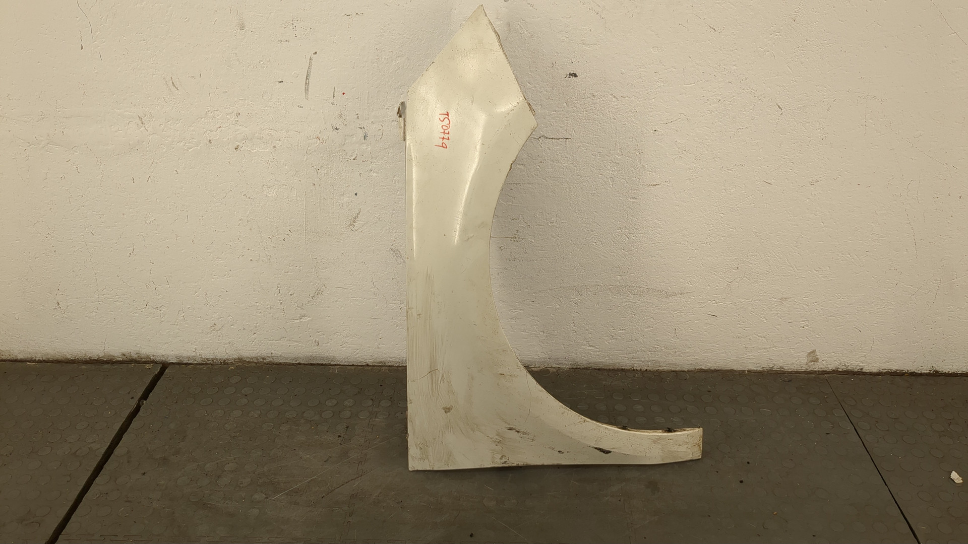 Крыло переднее правое