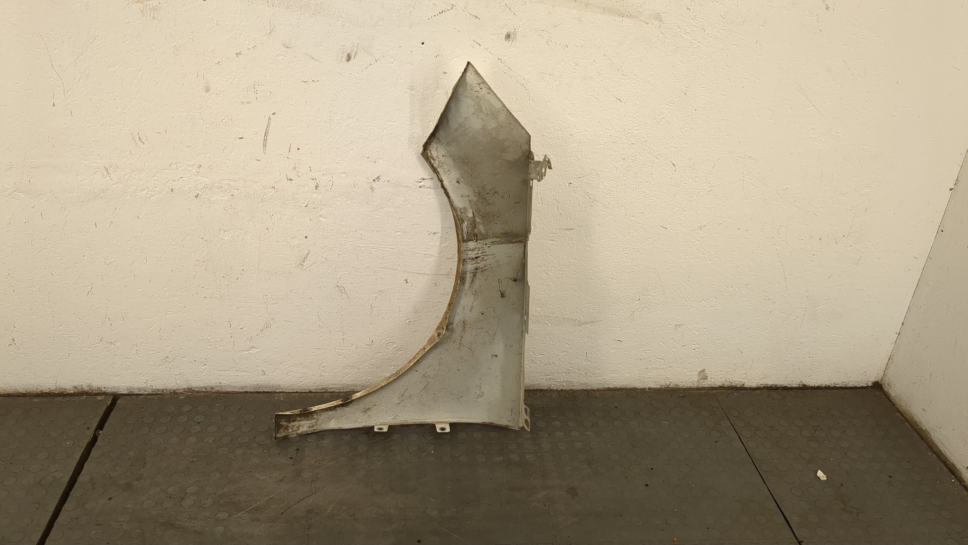 Крыло переднее правое