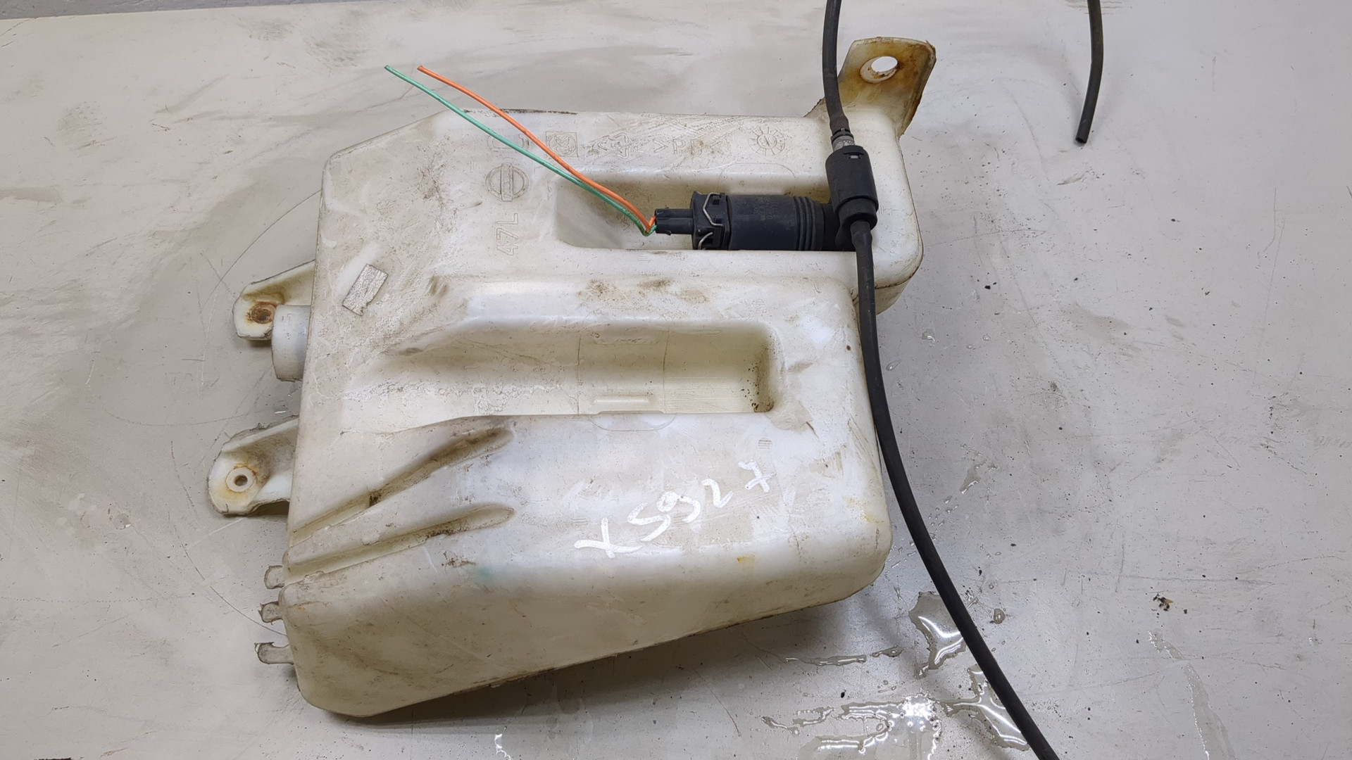 Бачок омывателя лобового стекла