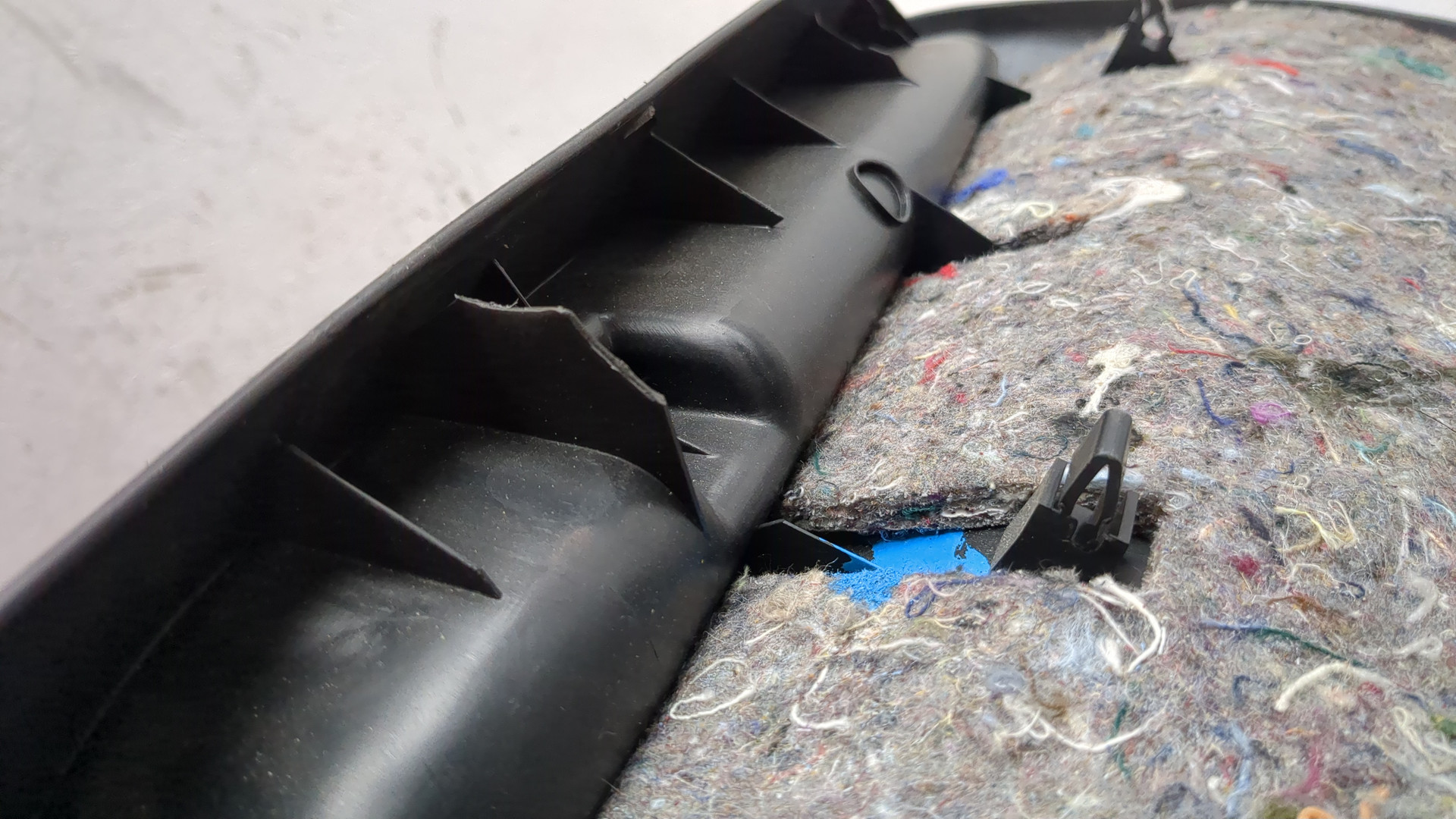 Обшивка двери багажника