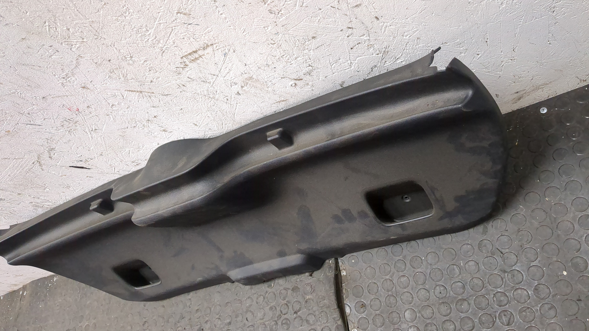 Обшивка двери багажника