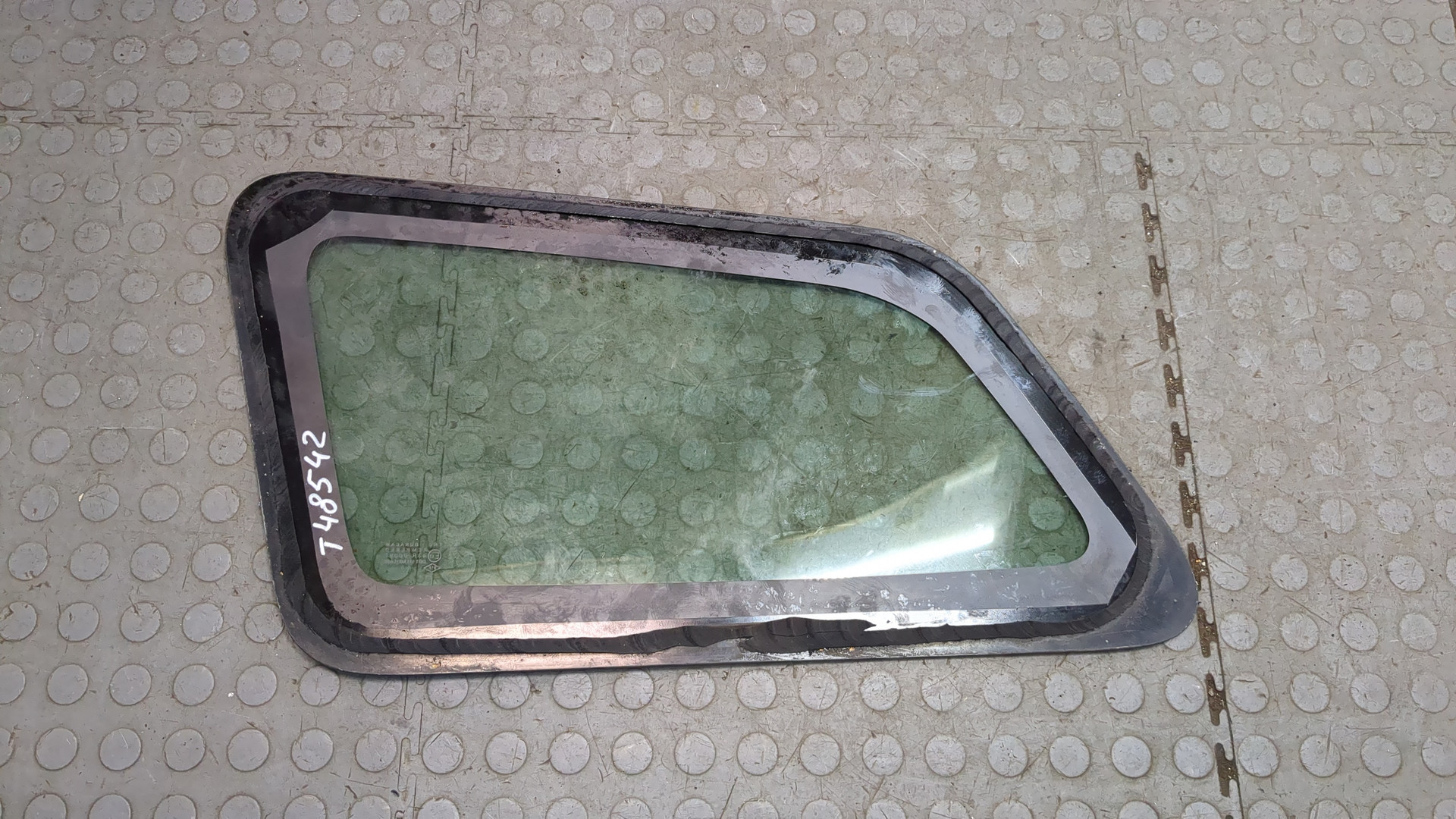 Стекло кузовное глухое правое