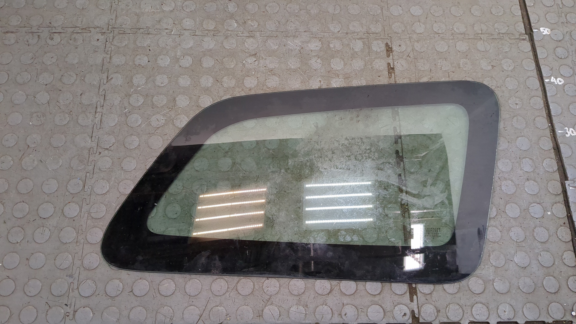 Стекло кузовное глухое правое