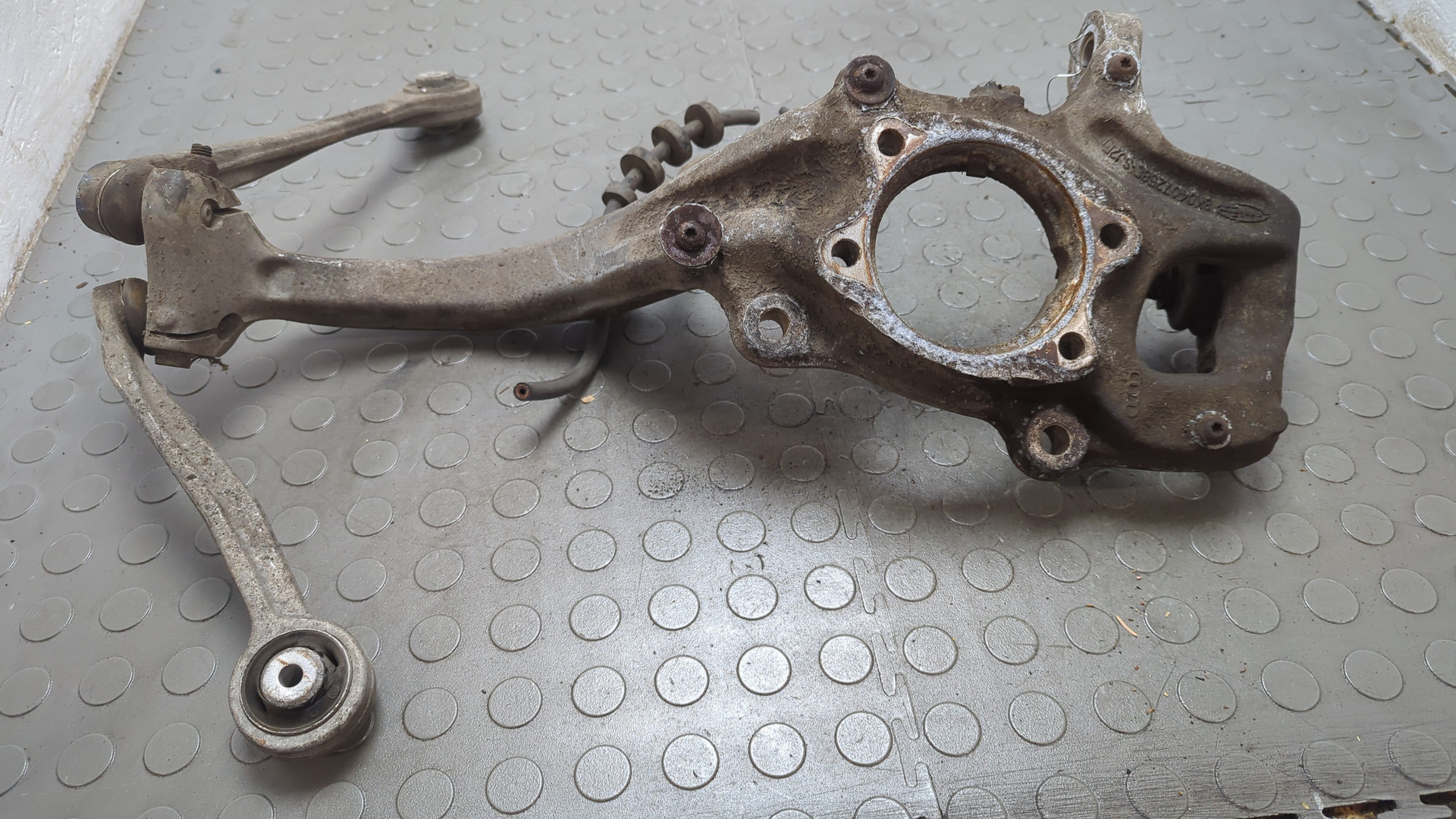 Кулак поворотный передний правый