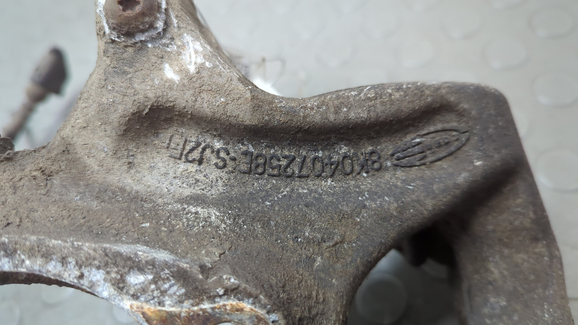 Кулак поворотный передний правый