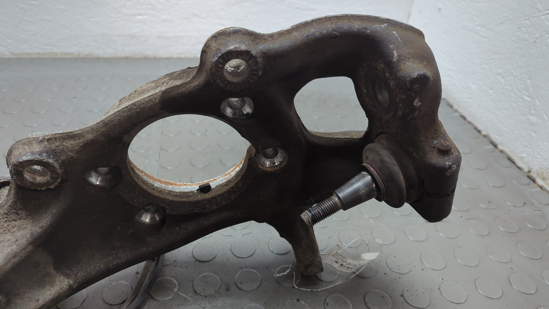 Кулак поворотный передний правый