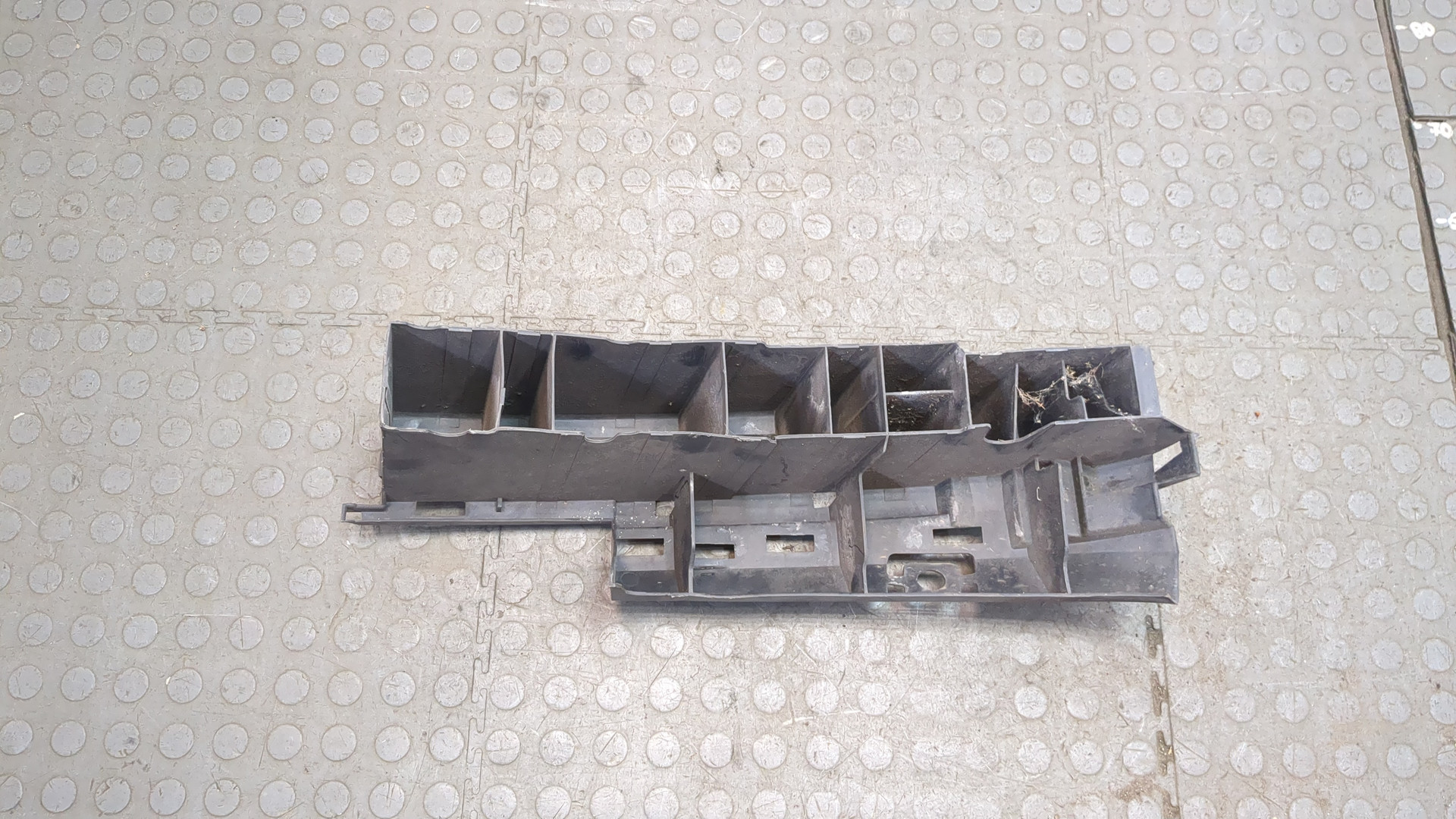 Усилитель переднего бампера