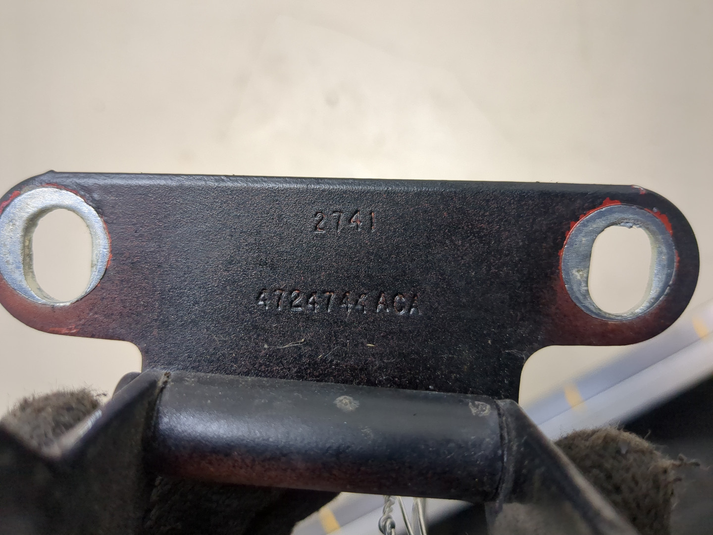 Петля крышки багажника