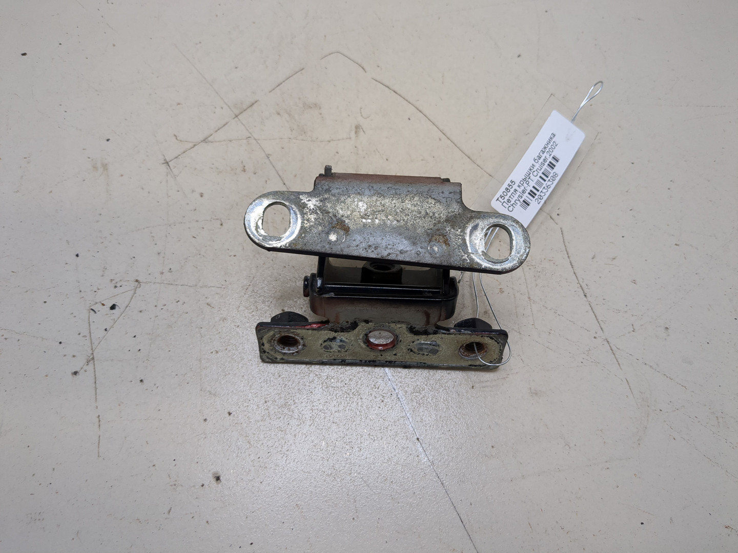 Петля крышки багажника