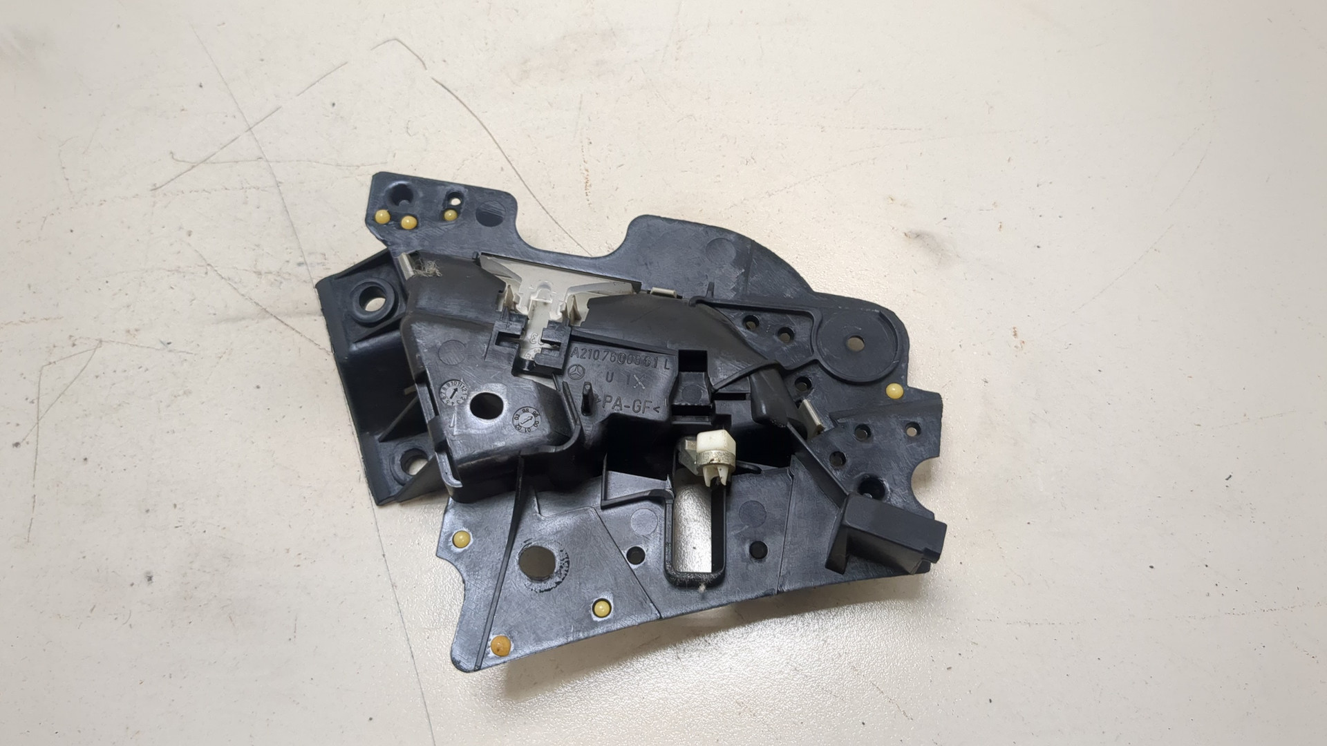 Ручка двери задней внутренняя левая