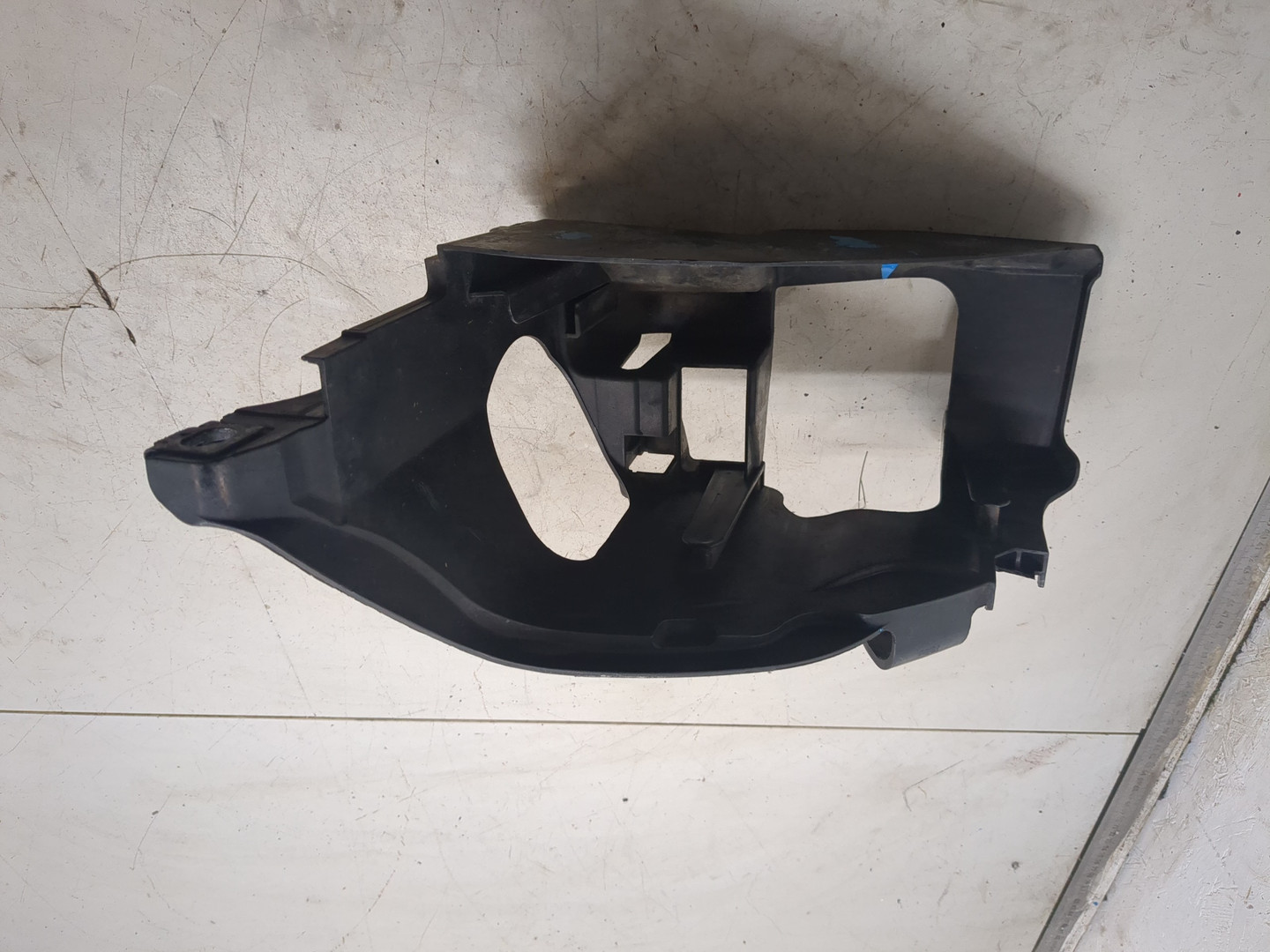 Кронштейн фар правый