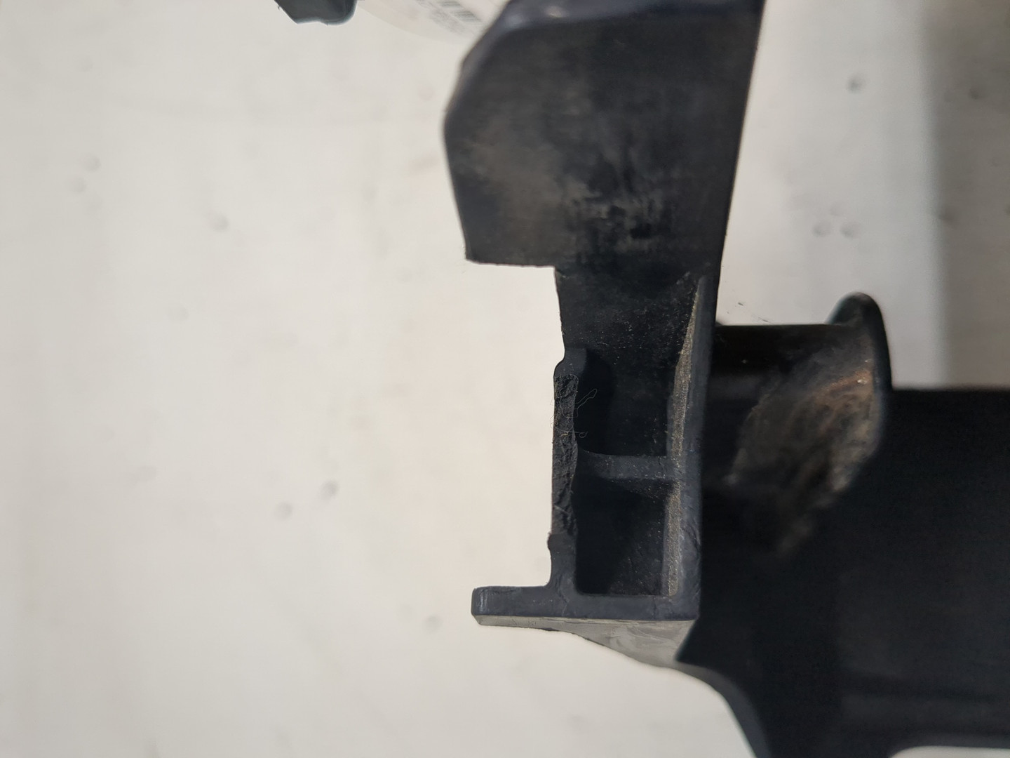 Кронштейн фар правый