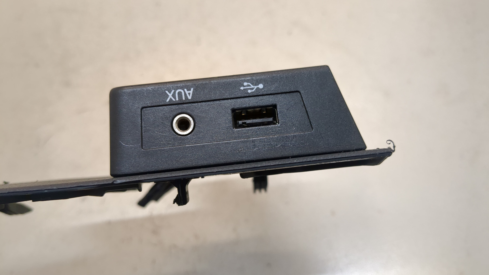 Гнездо AUX / USB IN