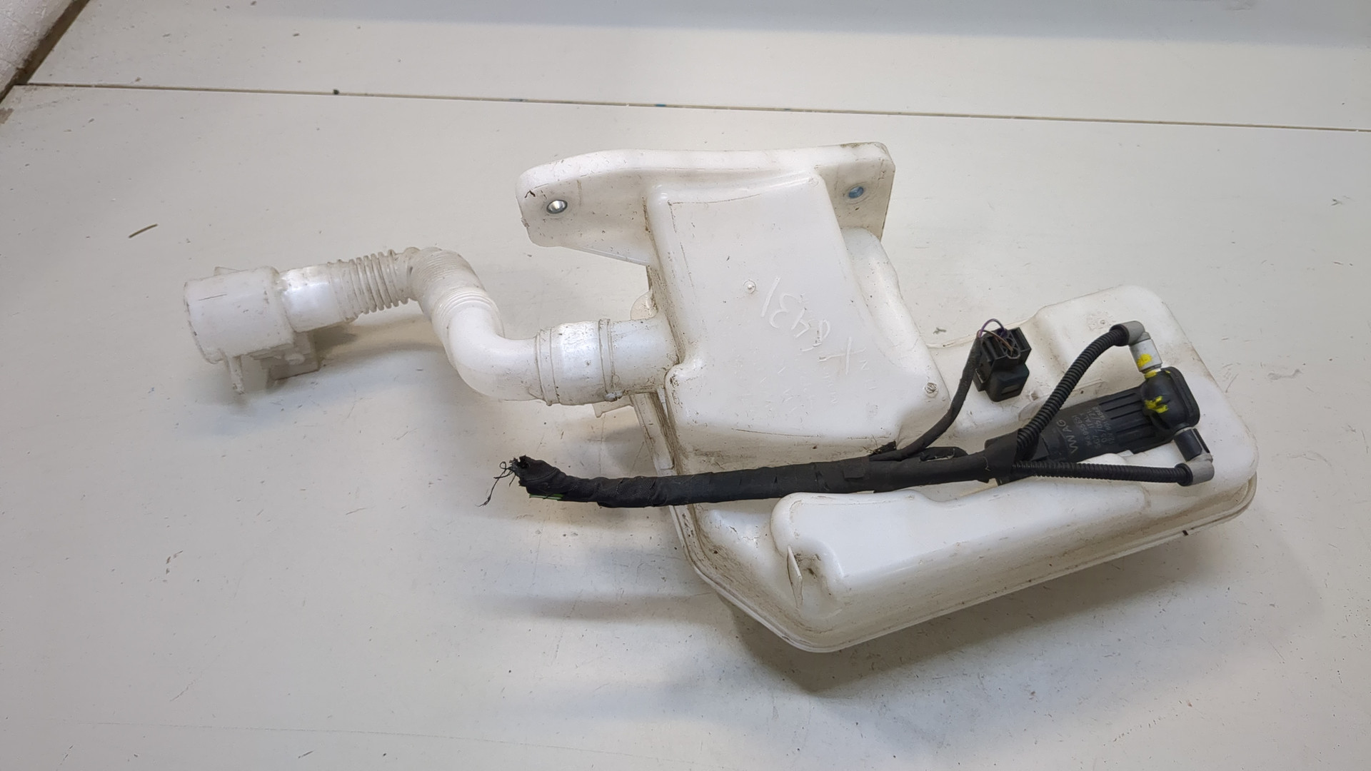 Бачок омывателя лобового стекла