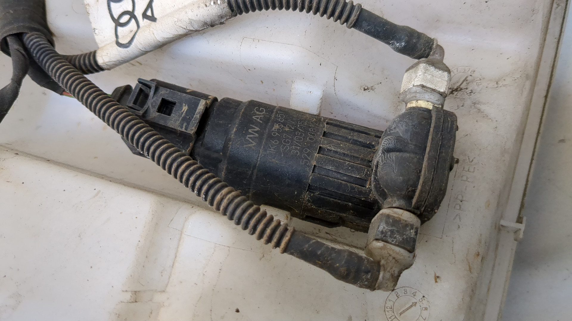 Бачок омывателя лобового стекла