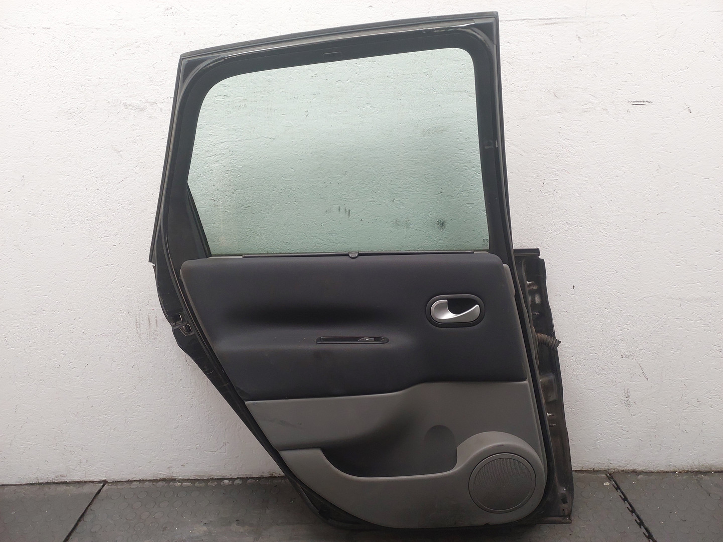 Дверь задняя левая