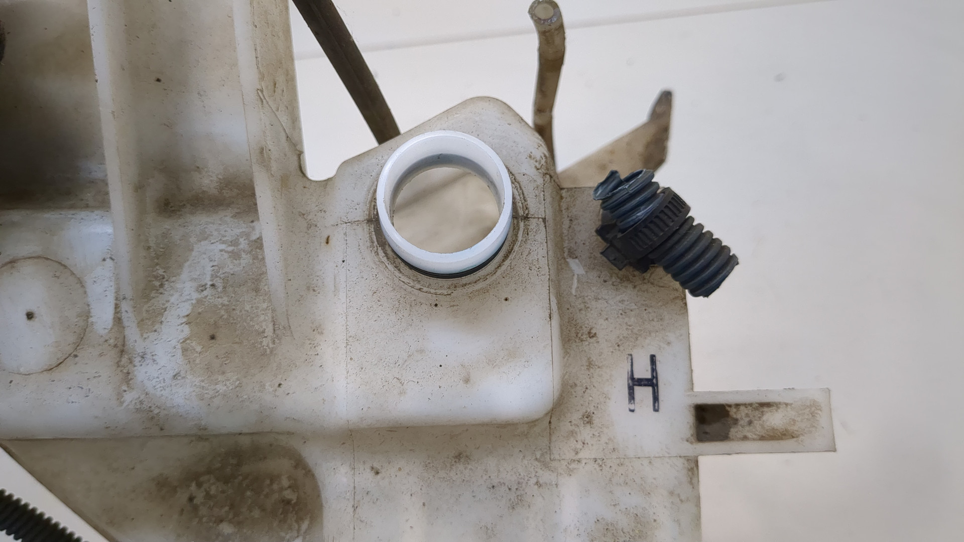 Бачок омывателя лобового стекла