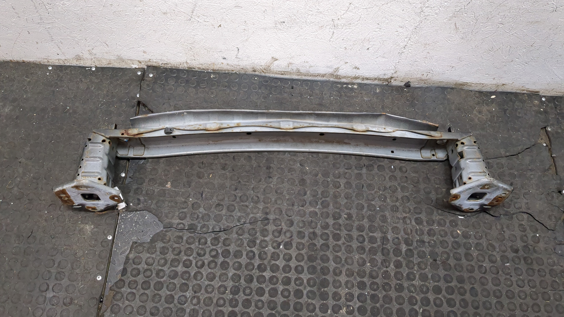 Усилитель переднего бампера