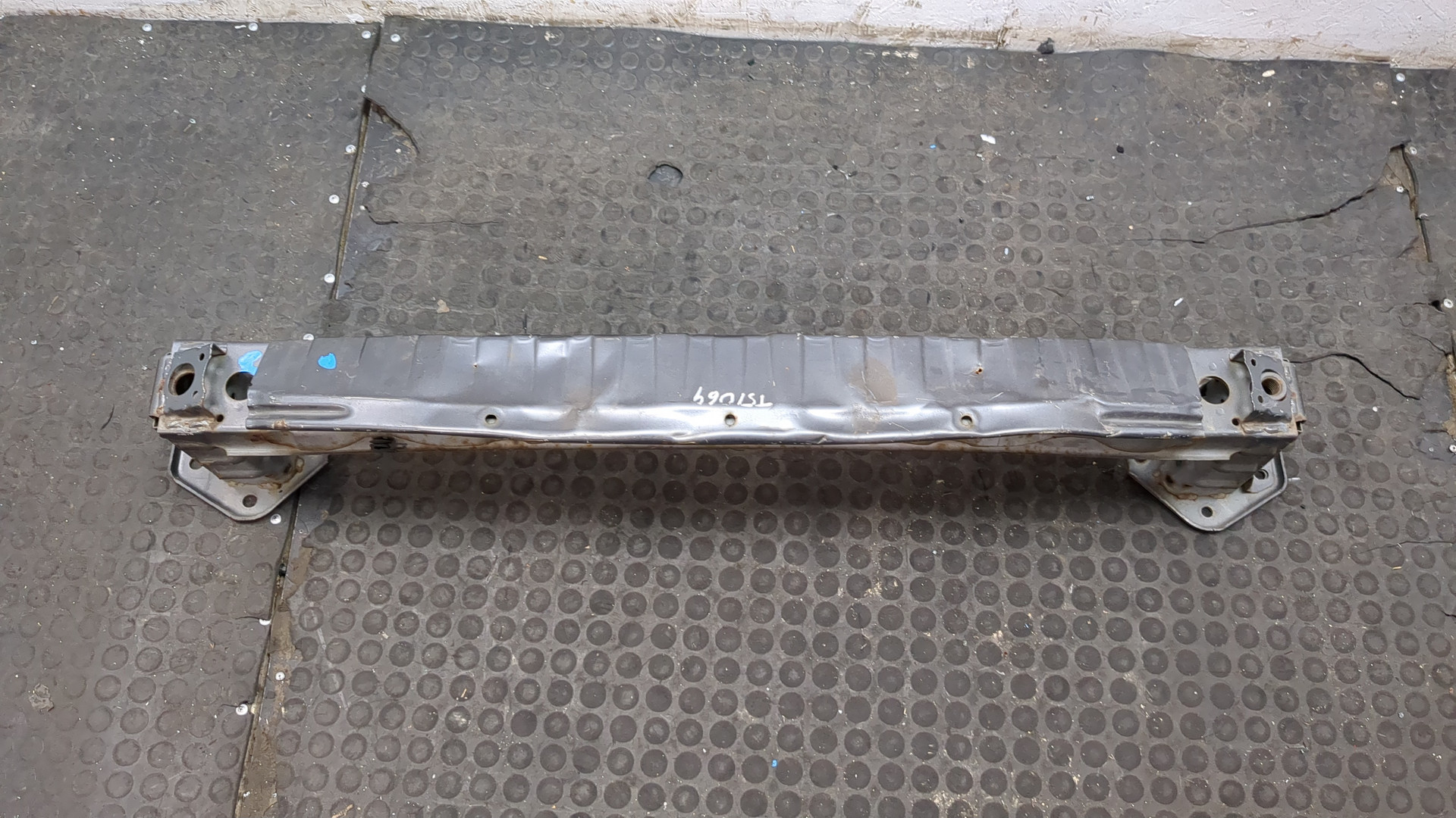 Усилитель переднего бампера