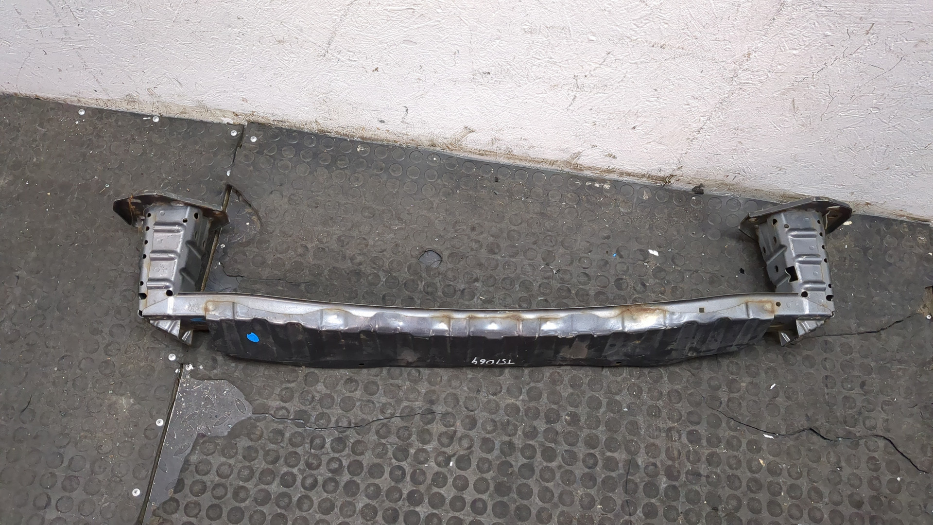 Усилитель переднего бампера