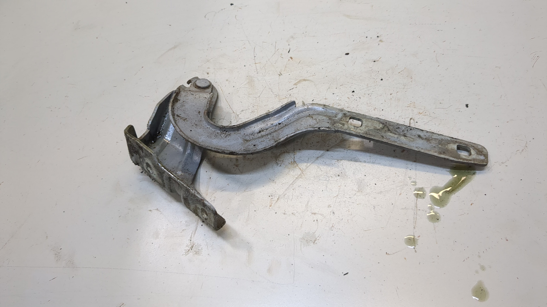 Петля капота левая