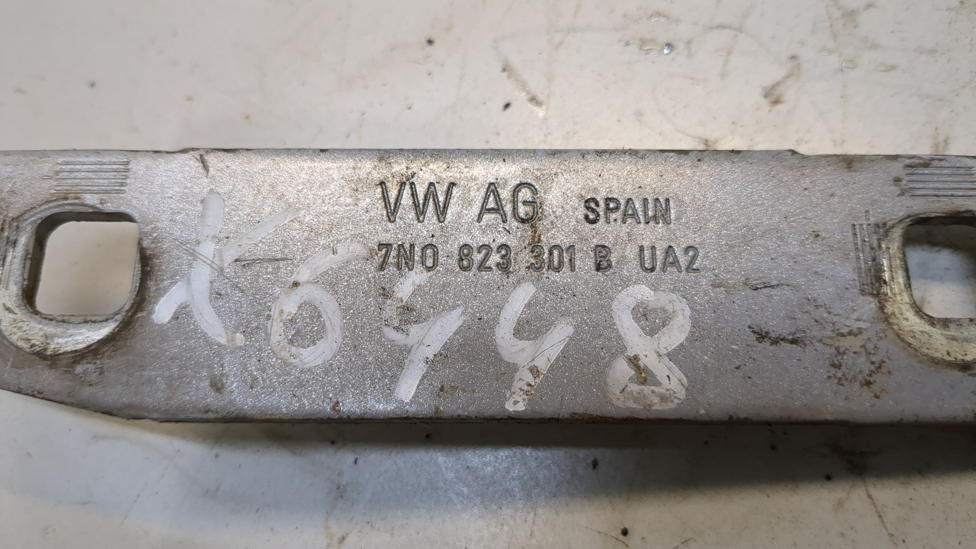 Петля капота левая