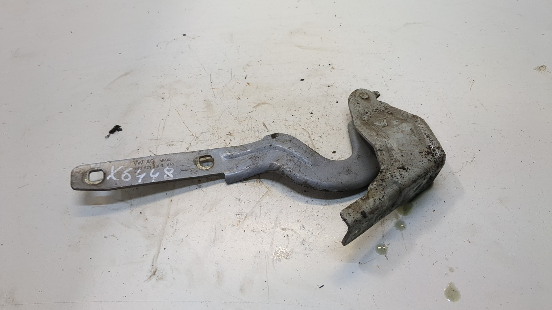 Петля капота левая