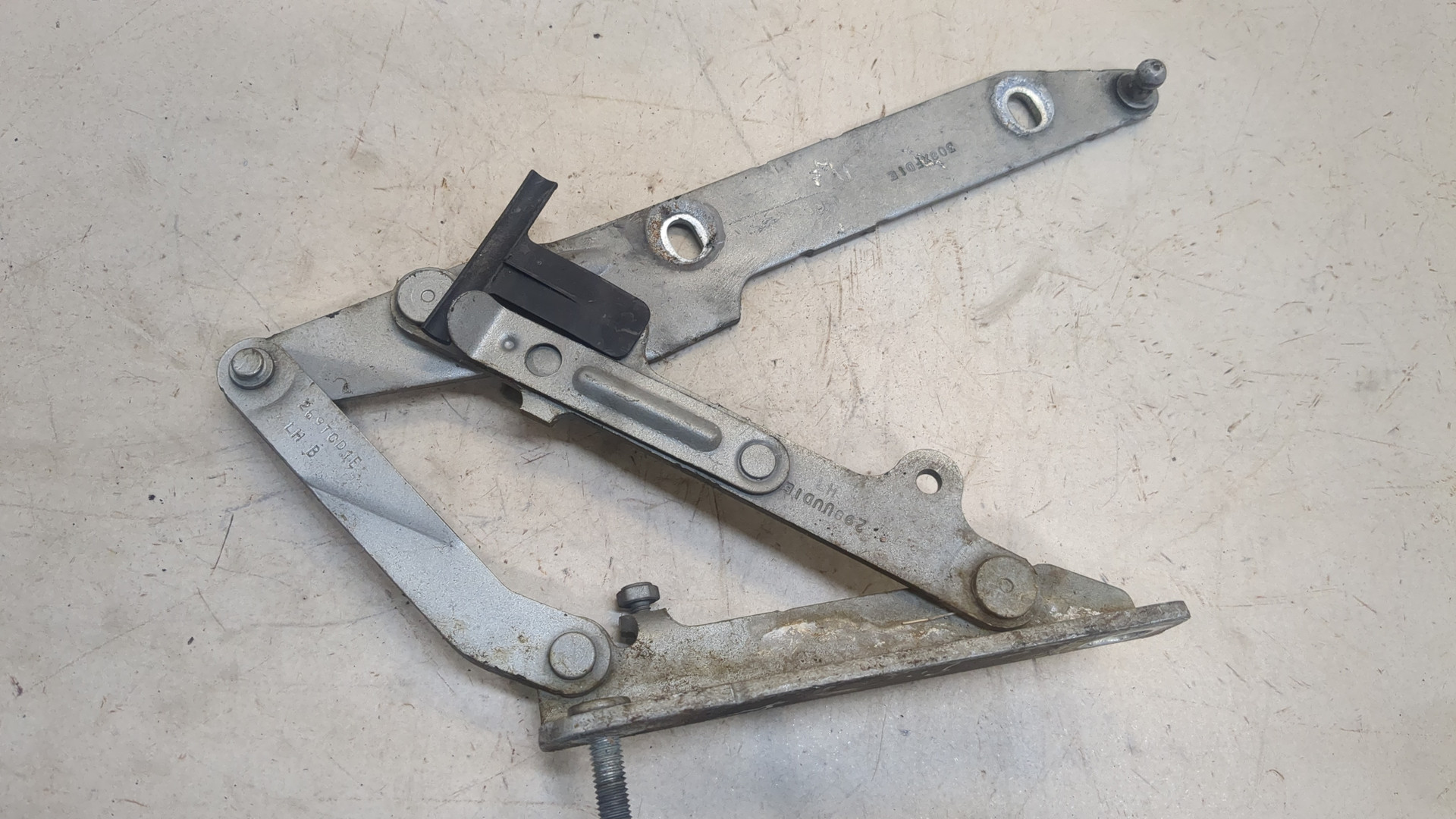 Петля капота левая