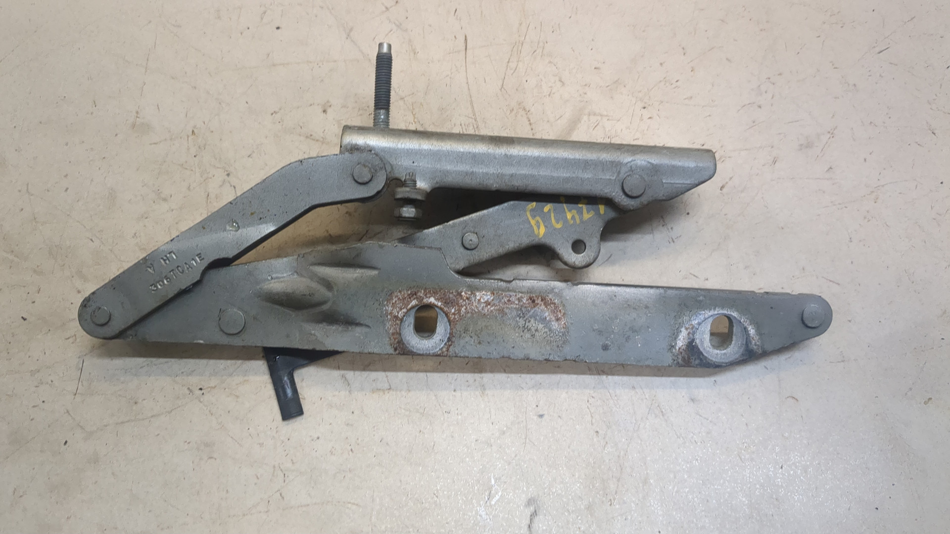 Петля капота левая