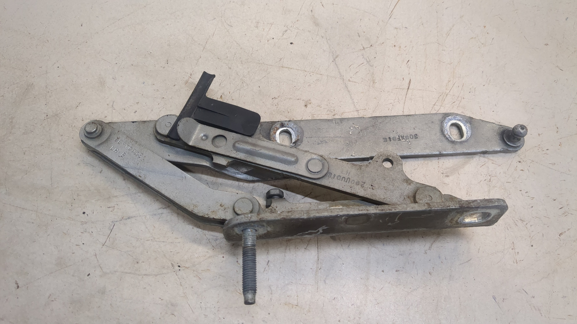 Петля капота левая