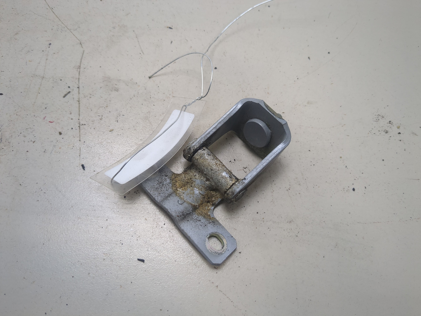 Петля крышки багажника