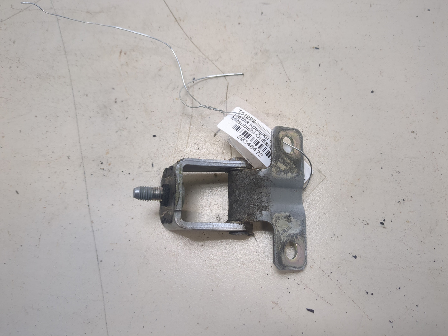 Петля крышки багажника