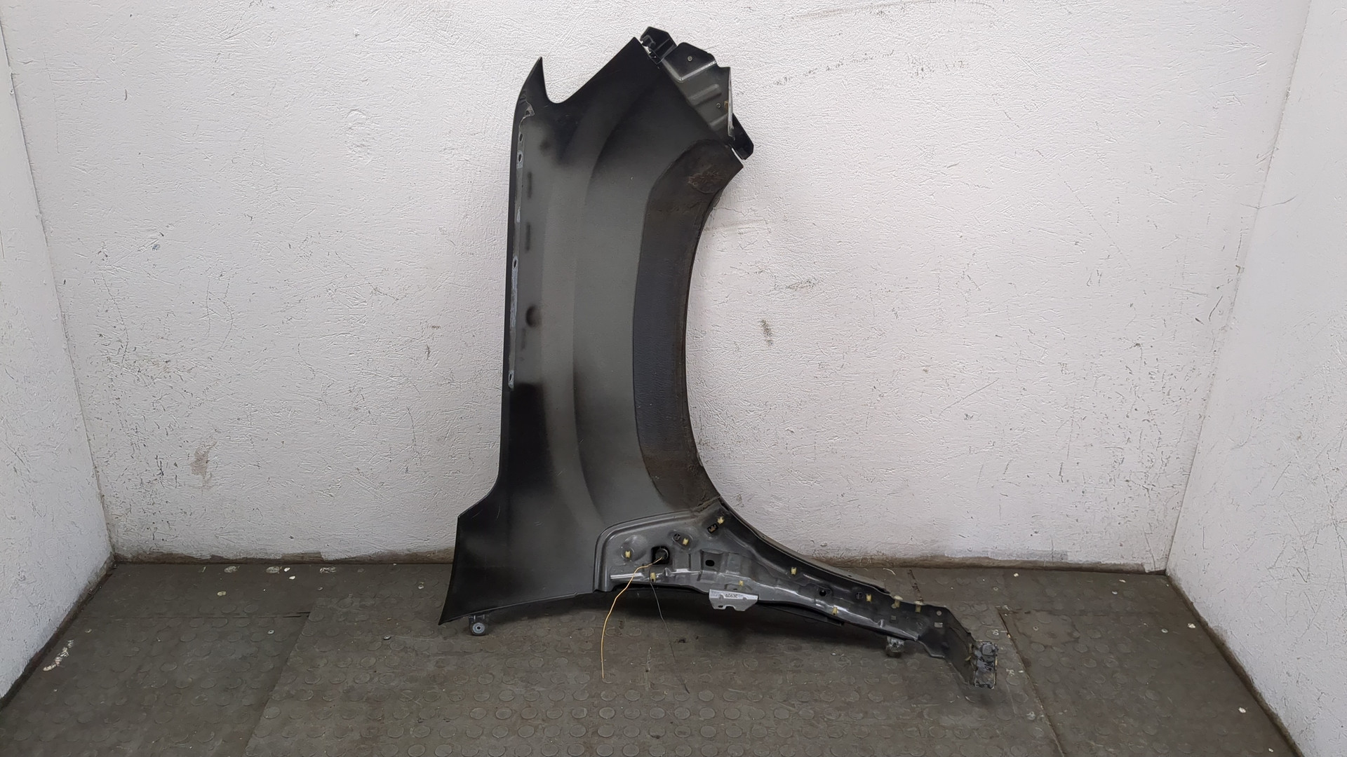 Крыло переднее левое